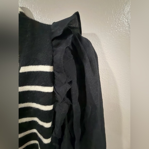 Black and White Striped Women's Sweater (Great condition) - Picture 6 of 9